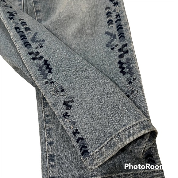 Style & Co. Side Embroidered Capri Jeans - Picture 7 of 9